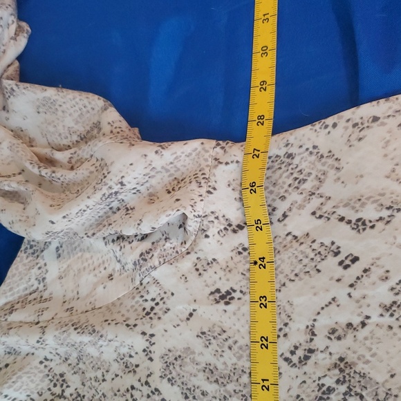 4/$20 Ava & Viv Women Top Beige Snakeskin Print Blouse Balloon Sleeve V Neck 2X - Picture 3 of 8